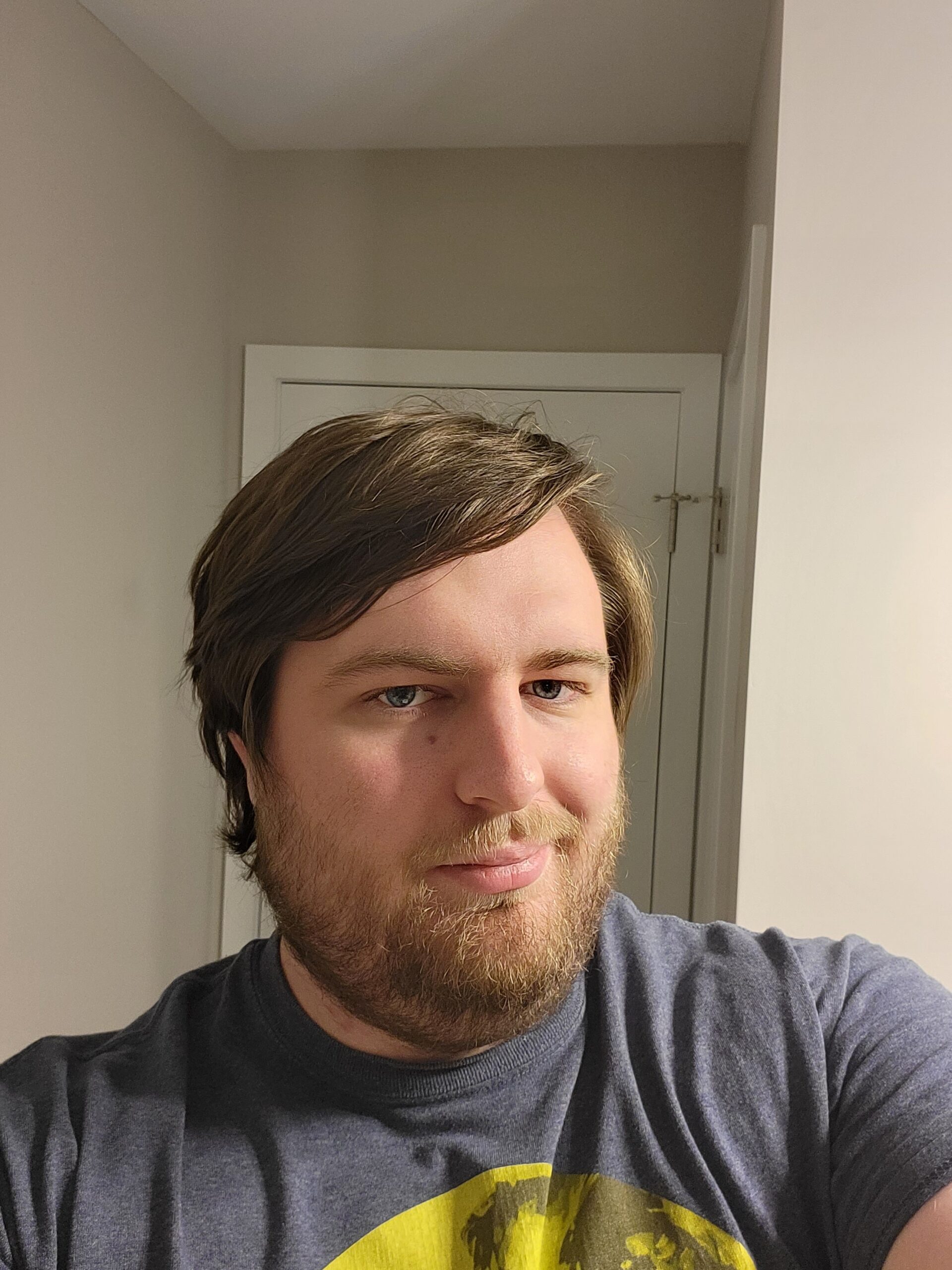 Cavaleiro Artorias de Dark Souls em combate com a espada quebrada e o braço coberto de escuridão