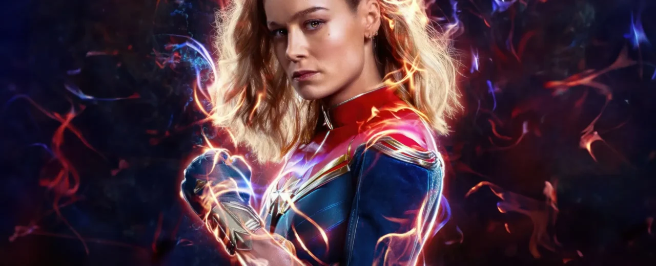 Brie Larson em evento promocional da Marvel, com expressão de quem desconversa sobre o retorno da Capitã Marvel