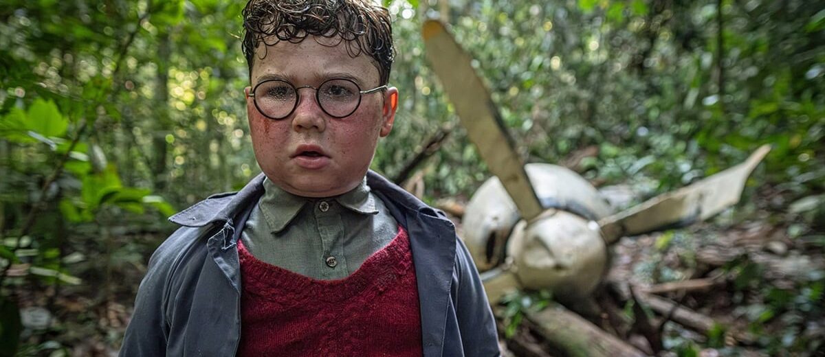 pôster oficial da série O Senhor das Moscas da Netflix, com o grupo de garotos na ilha deserta