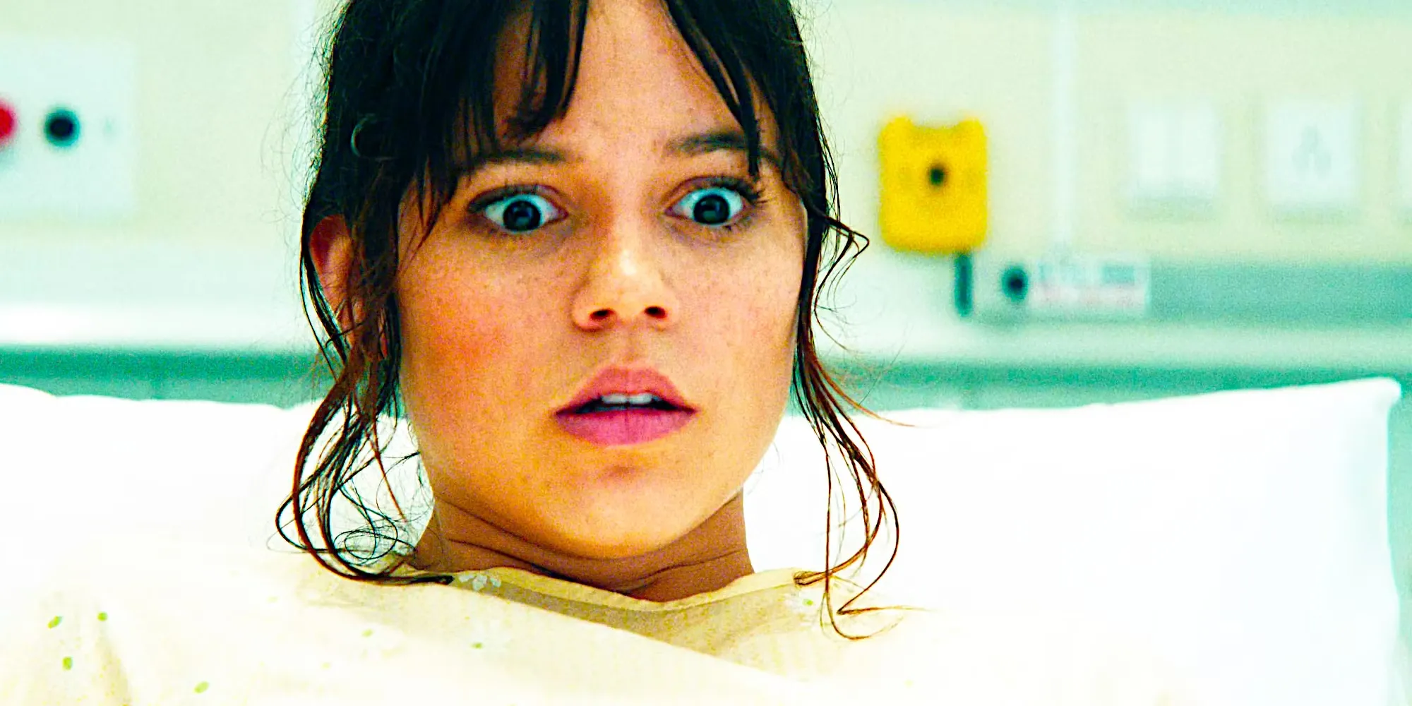 montagem com Gizmo e pôsteres de Wandinha e Pânico ao fundo, ilustrando a ligação de Jenna Ortega com franquias de terror