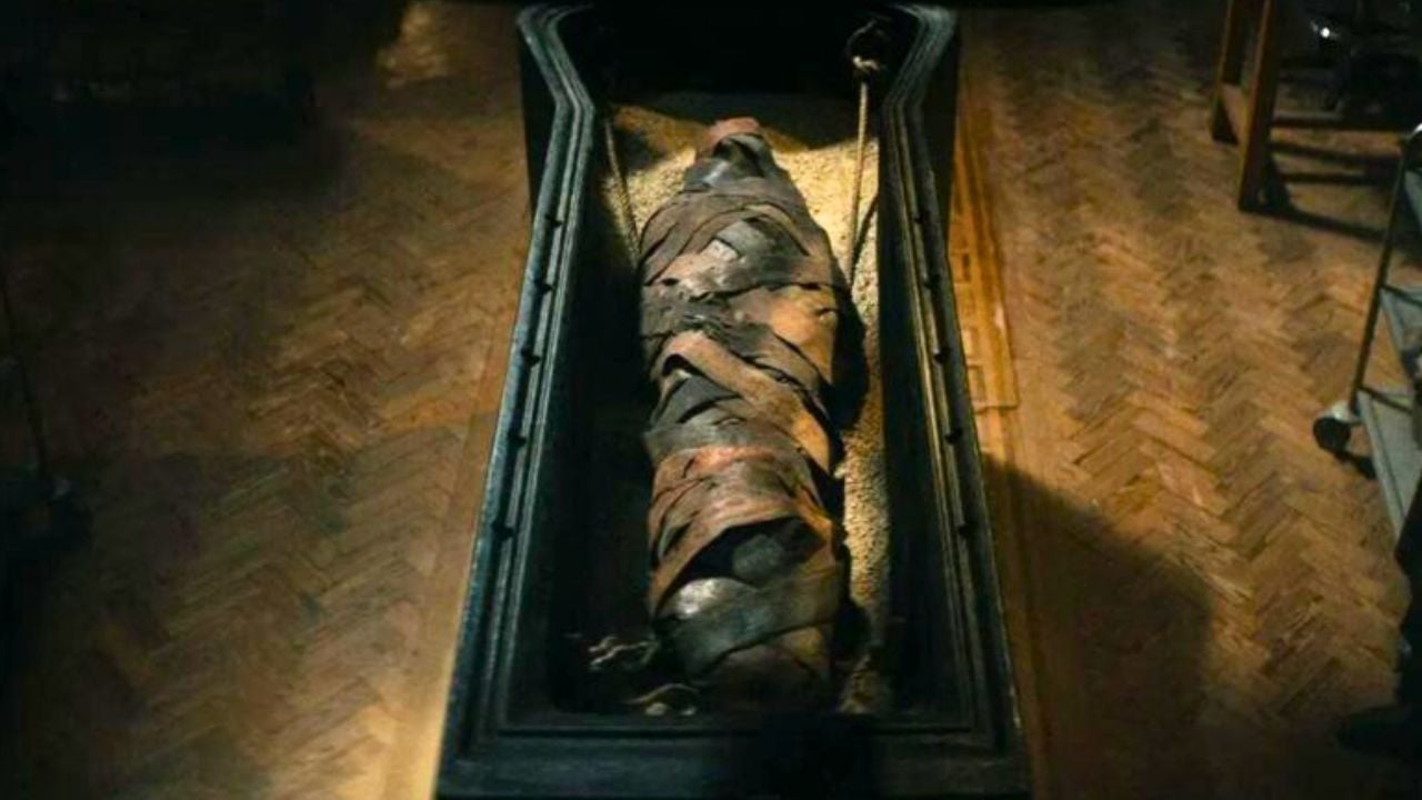 cena sombria no deserto com atmosfera de terror, sugerindo o novo tom de Maldição da Múmia