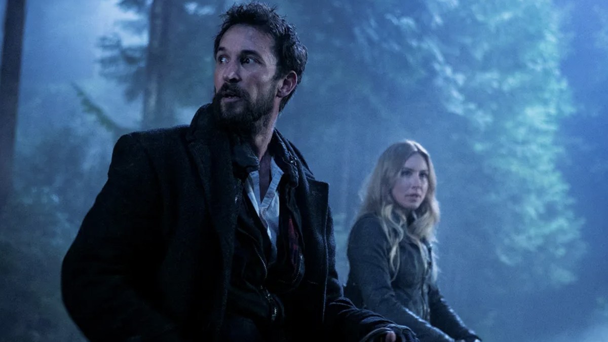 7 séries sci-fi na Netflix: Pantheon lidera a lista James Franco em 11.22.63 observando uma rua dos anos 1960, com clima de viagem no tempo e suspense