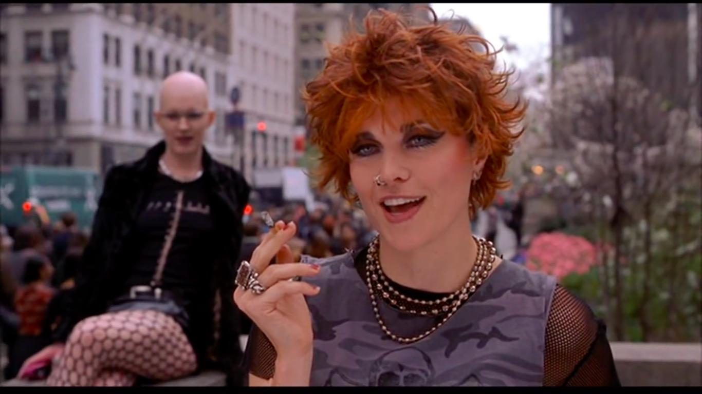 Homem-Aranha de Tobey Maguire em pose heroica sobre os prédios de Nova York, com clima de blockbuster dos anos 2000