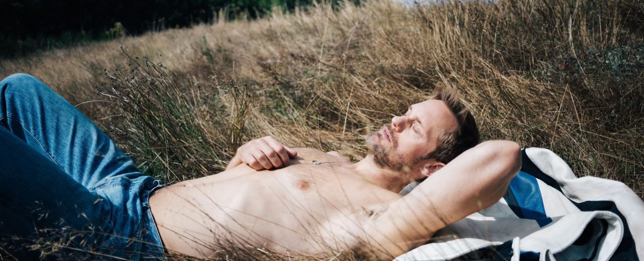 Pillion vira alvo de debate sobre cortes em streaming