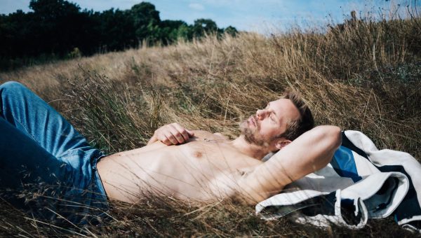 Pillion vira alvo de debate sobre cortes em streaming