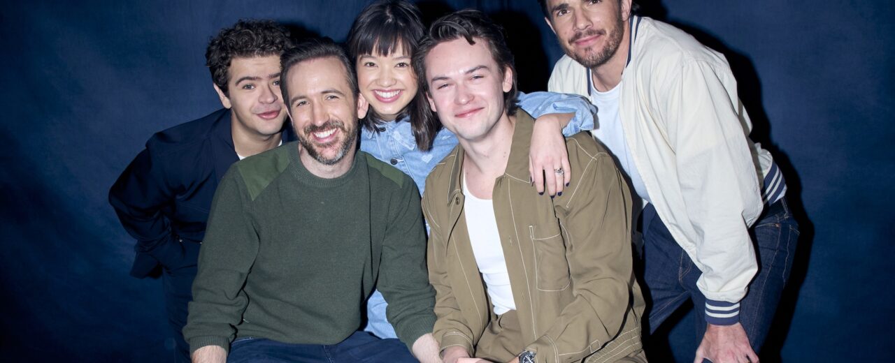 Gaten Matarazzo como Jack em Pizza Movie, imagem promocional com clima de comédia surreal