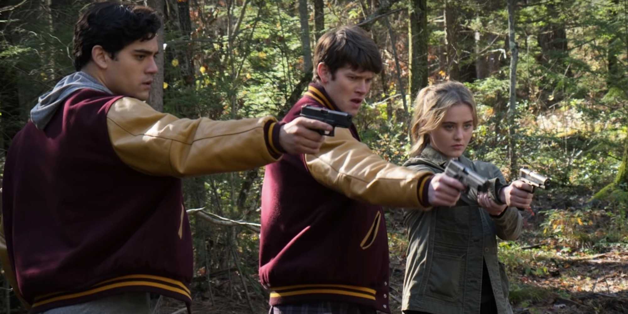 The Society: Por que a série da Netflix merece voltar Kathryn Newton with two other teenagers aiming their guns at someone in 'The Society'