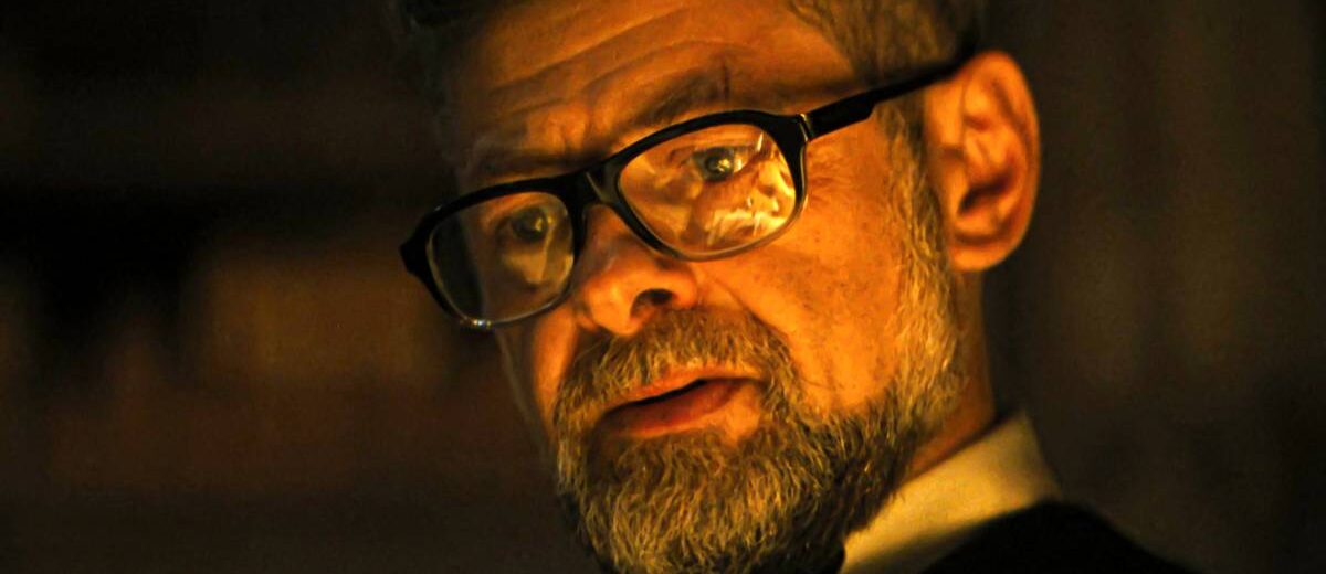 Andy Serkis como Alfred em The Batman: Parte II, arte promocional ou foto de bastidores com tom sombrio