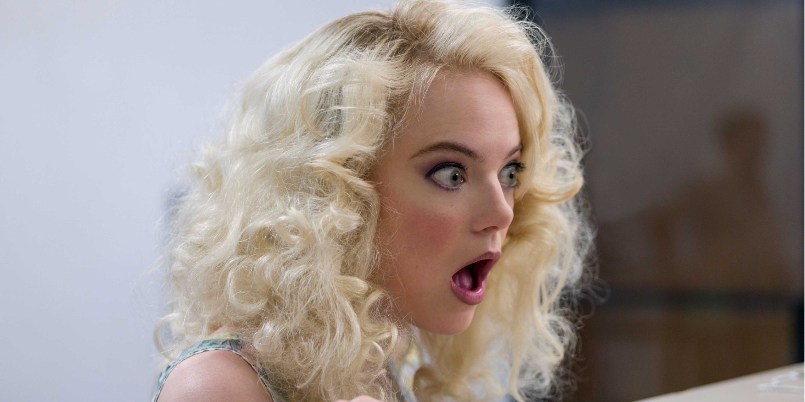 Maniac: Elenco forte e 85% no Rotten Tomatoes Annie Landsberg (Emma Stone) with her mouth open, looking shocked in Maniac