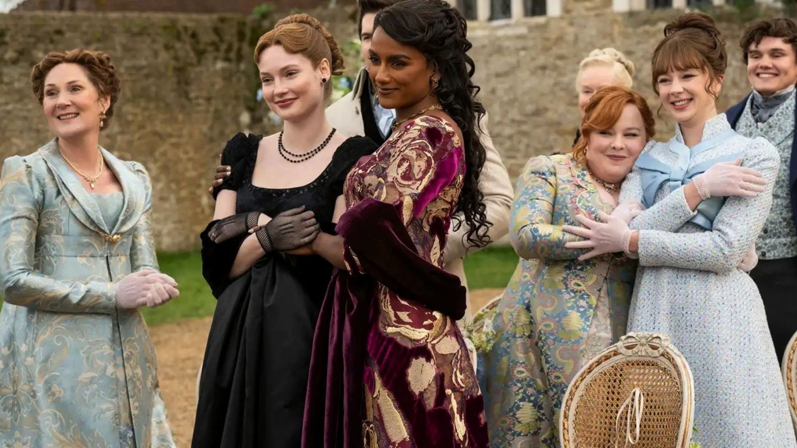 Bastidores de Bridgerton com figurinos de época e equipe de filmagem em set da 5ª temporada