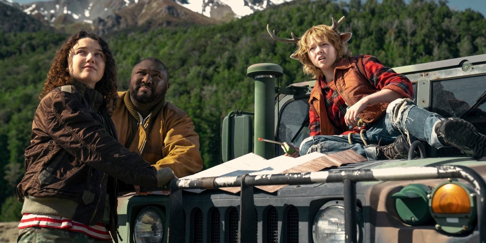 Séries da Netflix que mudam após o episódio 1 Bear, Jepperd and Gus standing by a car looking off into the distance in Sweet Tooth Season 3.