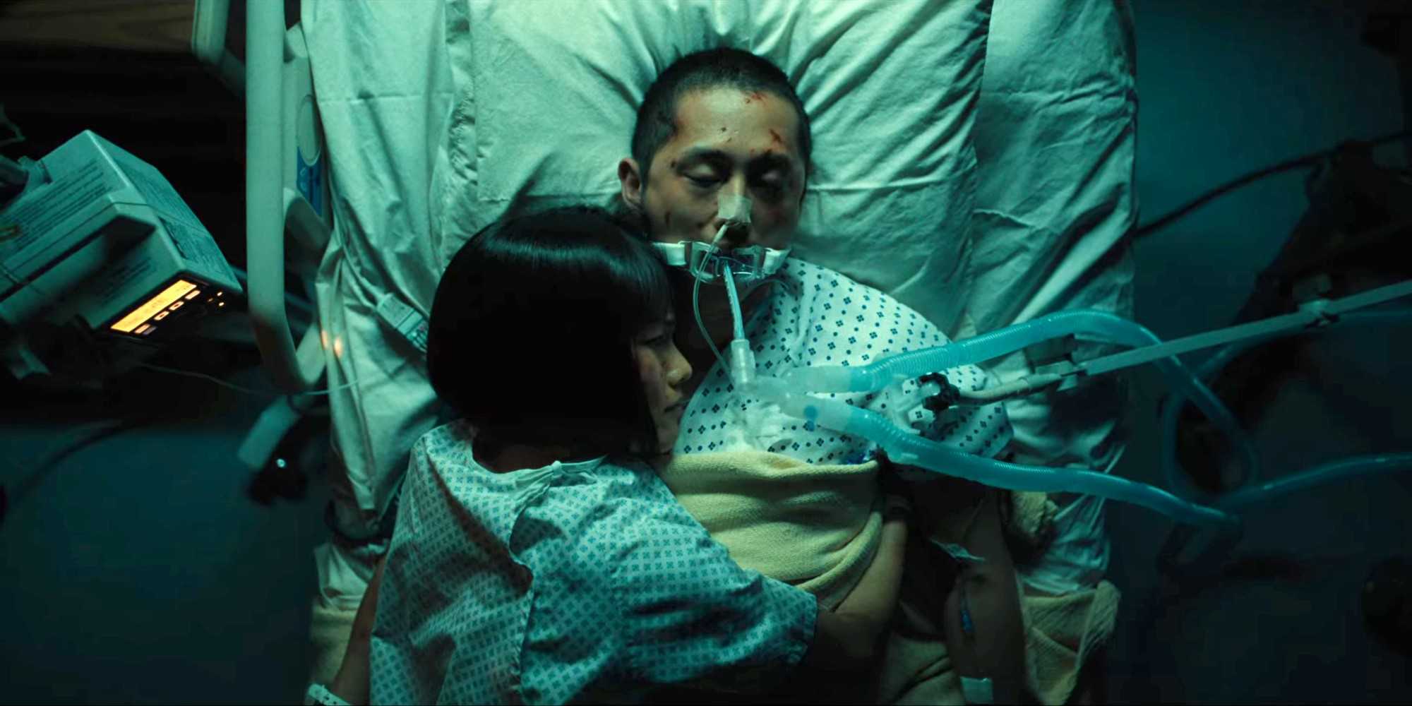 Beef na Netflix: Elenco da 2ª temporada impressiona Amy (Ali Wong) hugging Danny (Steven Yeun) in a hospital bed in Beef