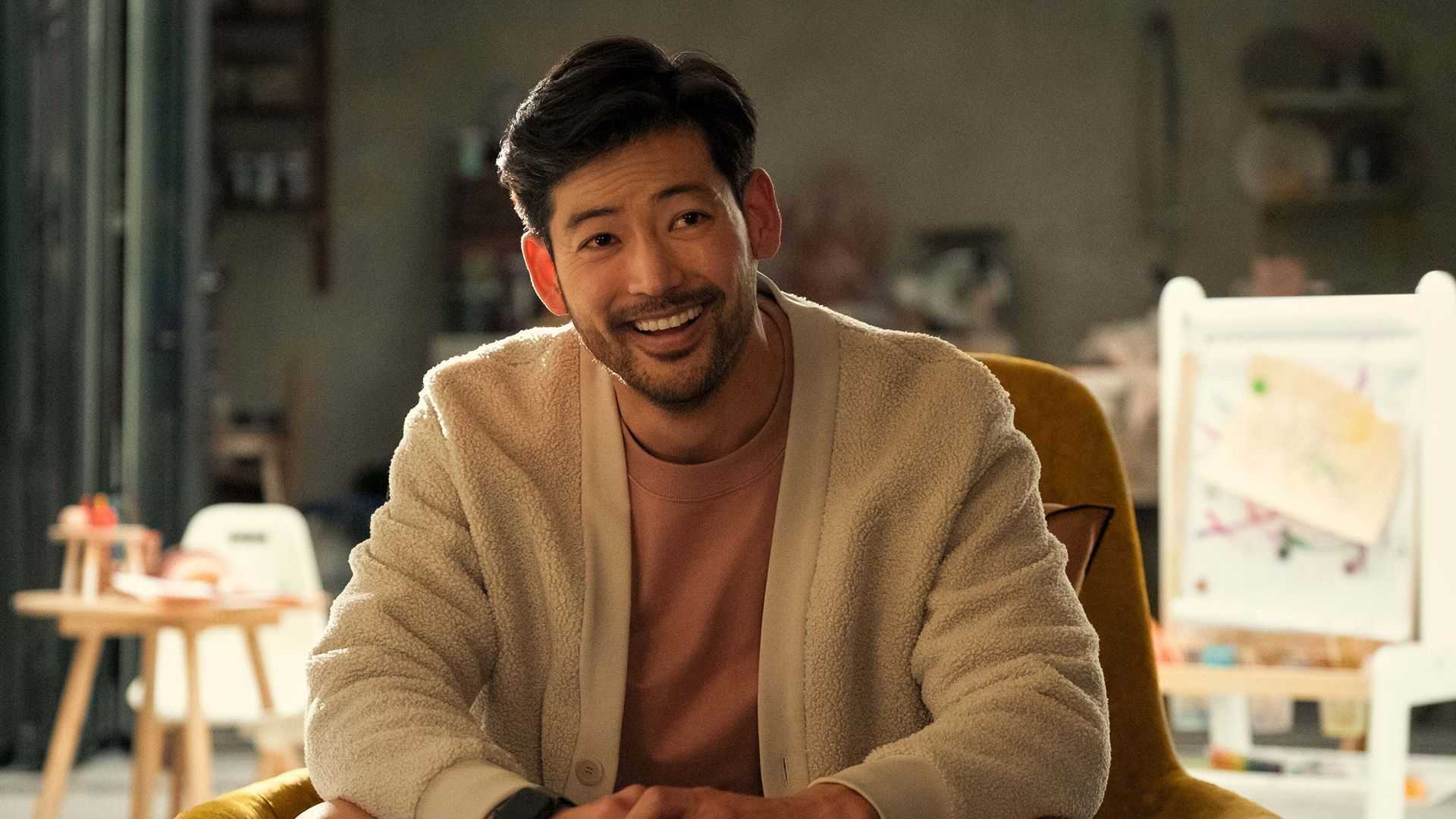 Beef na Netflix: Elenco da 2ª temporada impressiona Joseph Lee smiling in Beef season 1