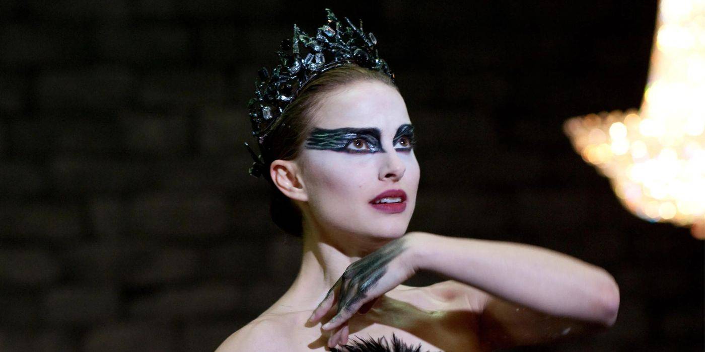 Thrillers psicológicos: 10 filmes com roteiro impecável Um close-up de Nina como o Cisne Negro dançando em Black Swan.