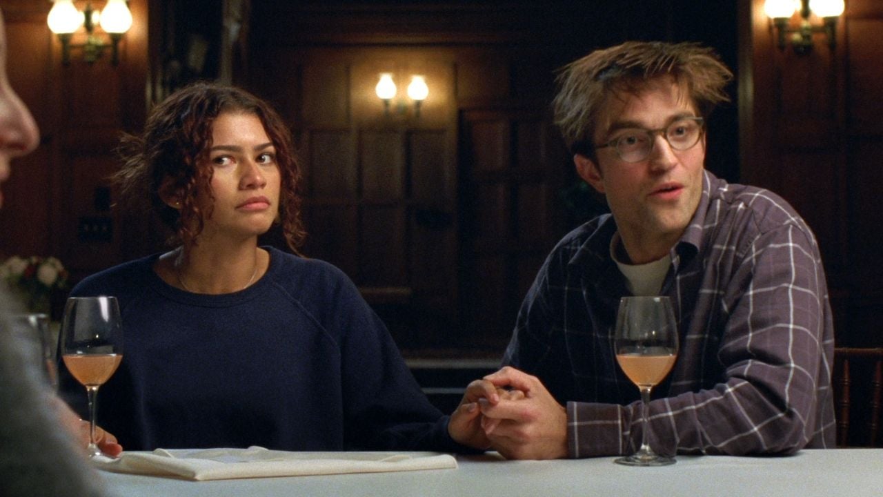 O Drama: Onde assistir ao filme com Zendaya e Pattinson? Fachada de cinema no Brasil exibindo cartaz de O Drama, com destaque para a estreia nacional e sessões em cartaz