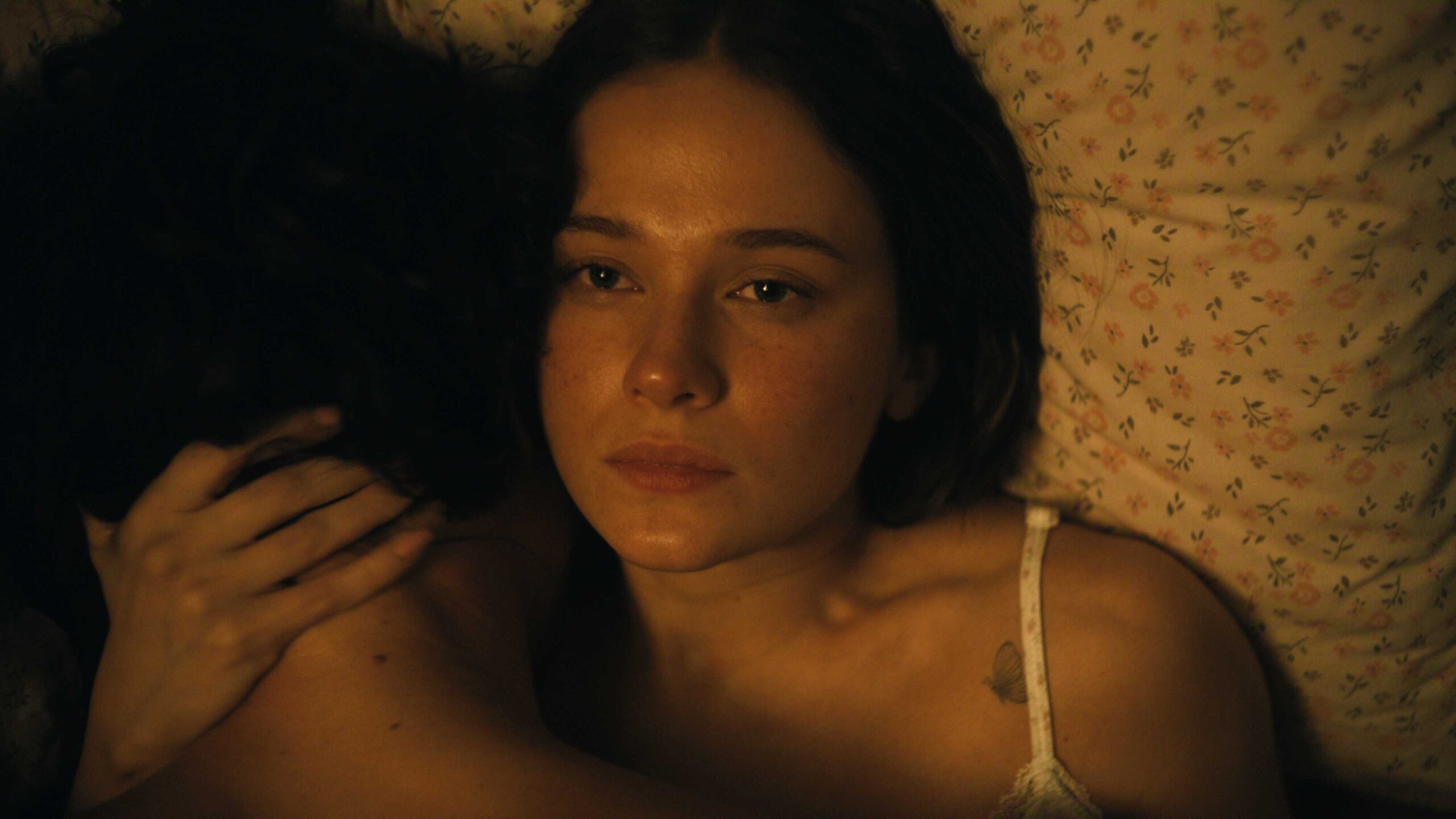 Cailee Spaeny com Charles Melton em cima dela em Beef temporada 2