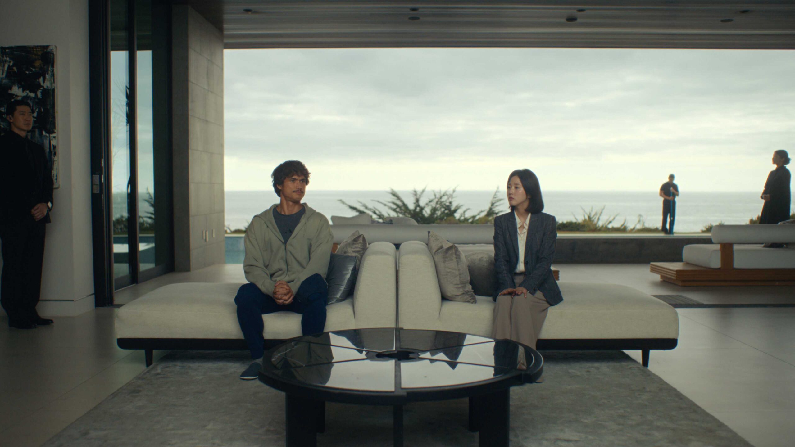 Charles Melton sentado em Beef temporada 2