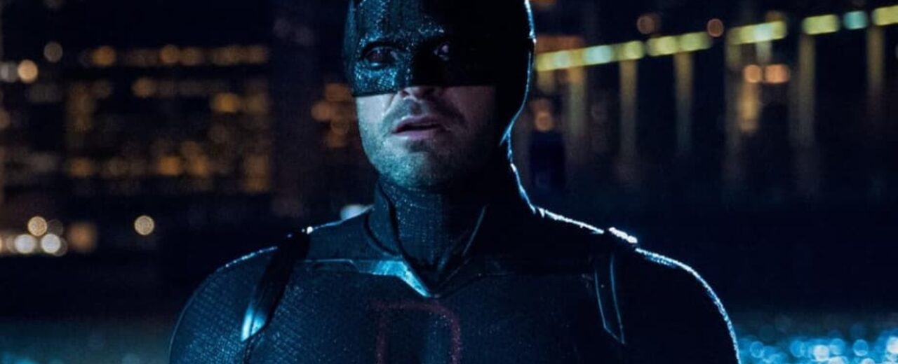 Charlie Cox em Demolidor: Renascido, cena promocional com o uniforme do Demolidor