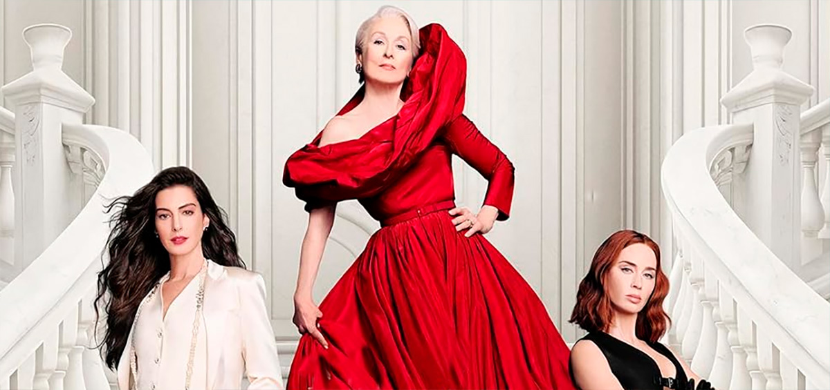 Miranda Priestly observando Andy Sachs em corredor de revista, clima de tensão e moda de luxo