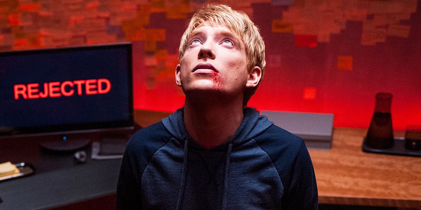 10 filmes de ficção científica com roteiro impecável Ryan Gosling como K em Blade Runner 2049, sob chuva e luz neon em uma Los Angeles futurista