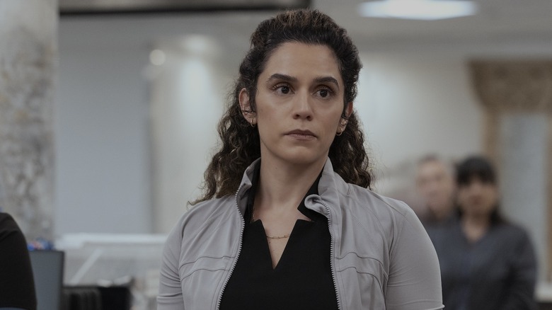 Dr. Al-Hashimi parecendo estressado em The Pitt