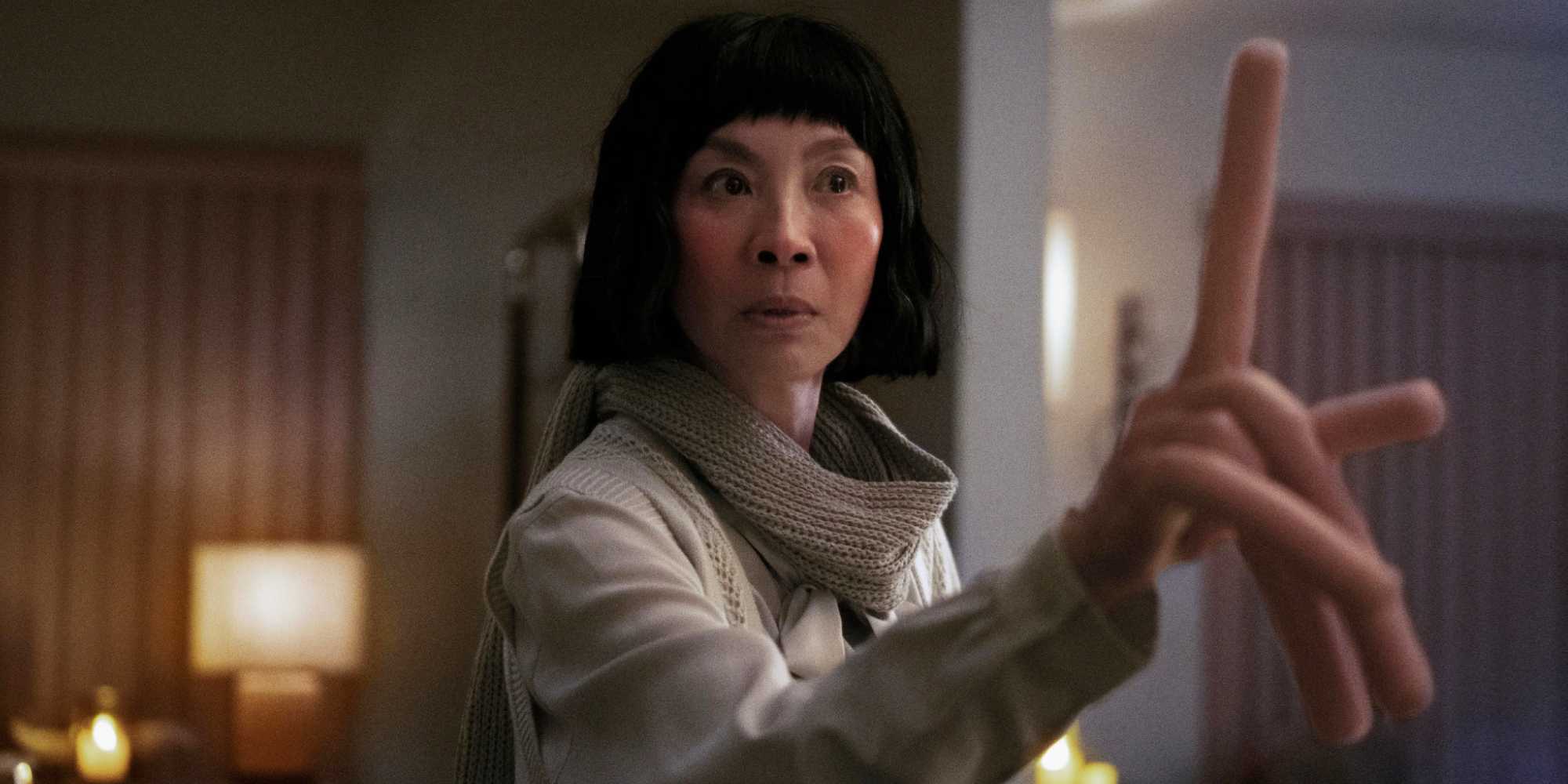 Os 10 melhores sci-fi desde Matrix: Ranking completo Michelle Yeoh com dedos de cachorro-quente em Everything Everywhere All at Once