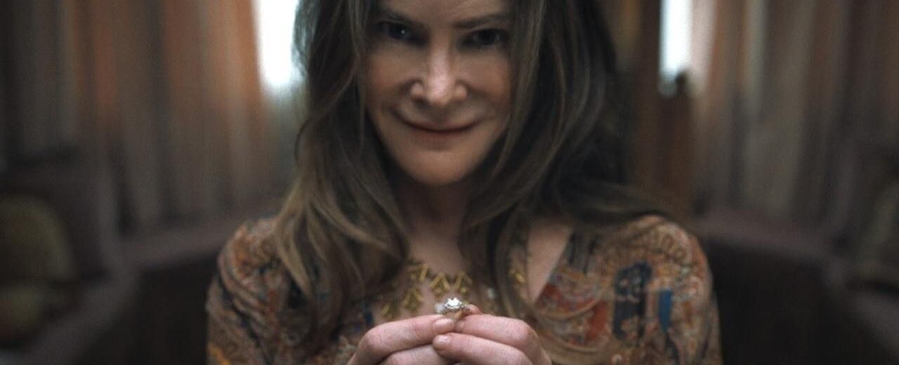 Cartaz oficial de Algo Horrível Vai Acontecer, com destaque para Camila Morrone e o clima de suspense psicológico