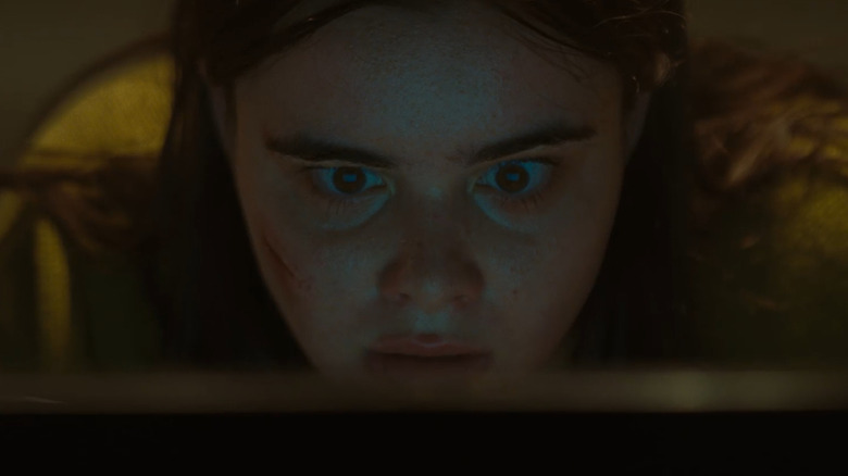 Faces of Death: Horror digital supera o choque Margot, alarmed, looks at something online in Faces of Death