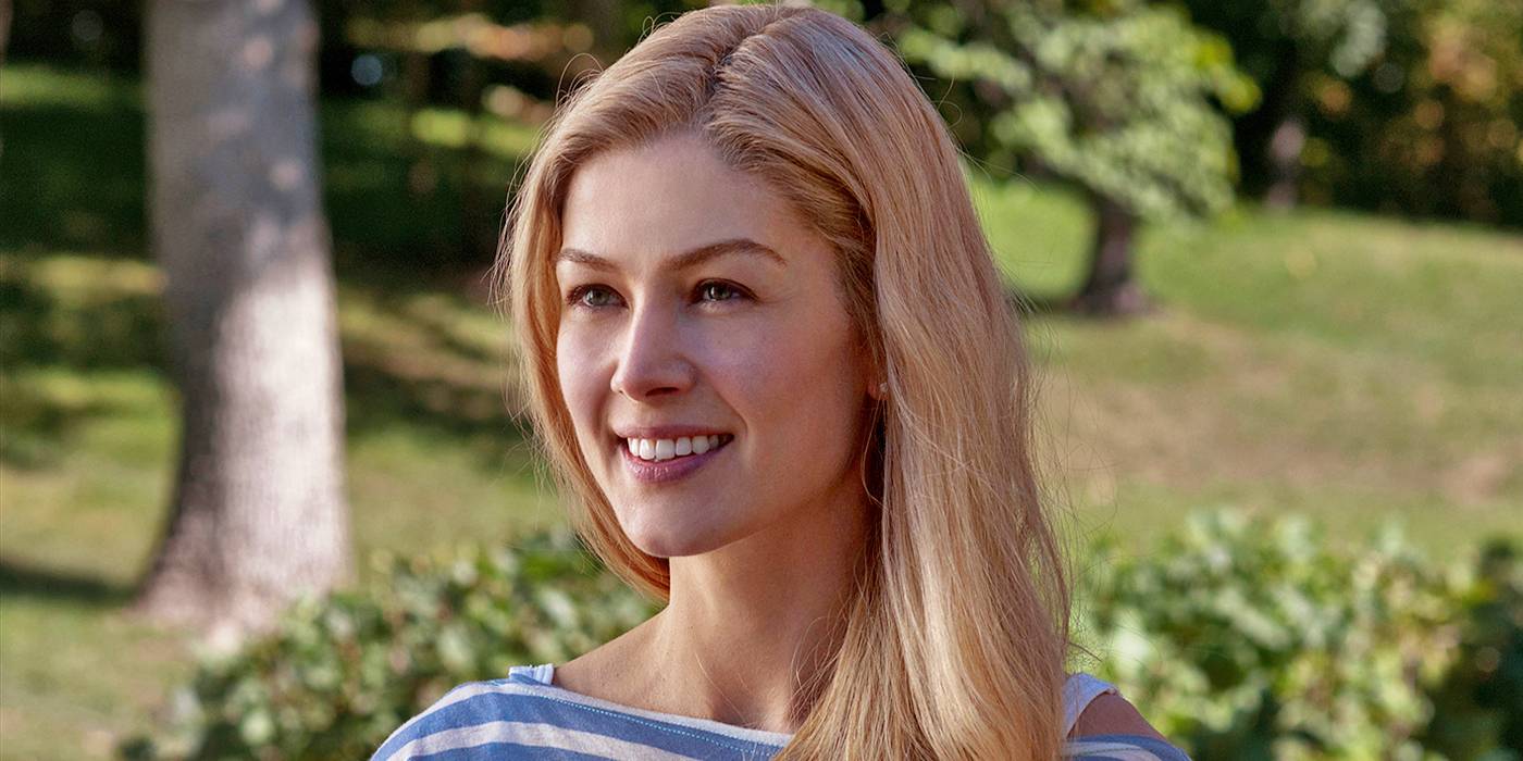 Thrillers psicológicos: 10 filmes com roteiro impecável Rosamund Pike sorrindo suavemente em Gone Girl.