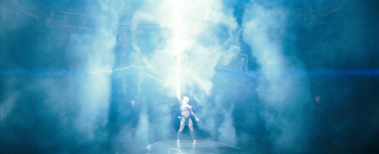 pôster de Mestres do Universo com Nicholas Galitzine como He-Man e Jared Leto como Esqueleto