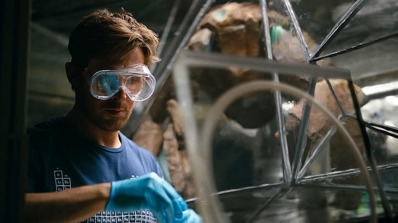 Projeto Hail Mary: O “pesadelo” de adaptação de Drew Goddard Ryland Grace (Ryan Gosling) does science with Rocky (James Ortiz) in Project Hail Mary