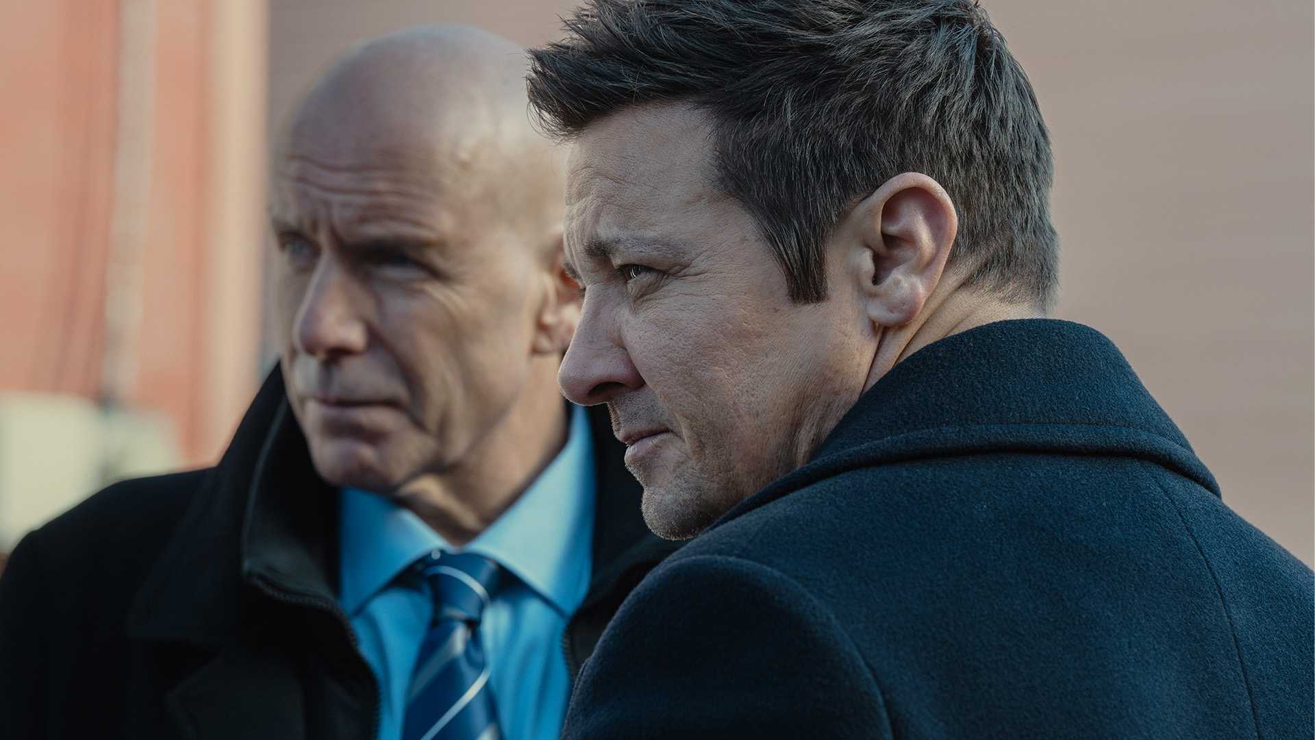 Hugh Dillon como Ian e Jeremy Renner como Mike McLusky em Mayor of Kingstown episódio 3, temporada 4
