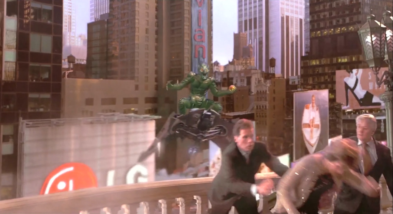 Lucy Lawless em participação especial como mulher punk entrevistada sobre Homem-Aranha