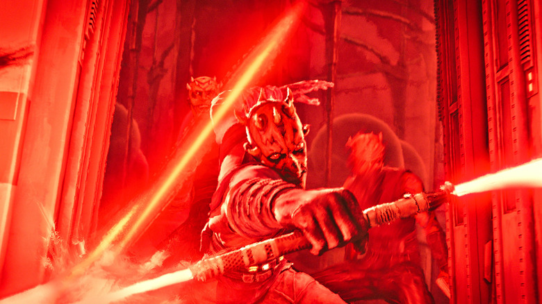 Maul ganha investigação sombria em nova série de Star Wars Maul empunhando seu sabre de luz e parecendo incrivelmente legal enquanto o balança em Star Wars: Maul – Shadow Lord