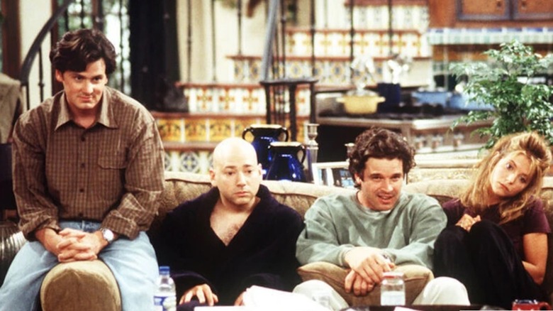 It’s Like, You Know...: Série de Jennifer Grey sumiu Chris Eigeman as Arthur Garment, Evan Handler as Shrug, Stephen Eckholdt as Robbie Graham and A.J. Langer as Lauren Woods watch television in It