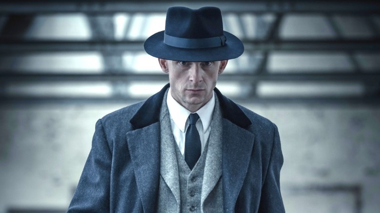 Peaky Blinders amplia seu universo em nova fase na Netflix Duke Shelby wearing a dark overcoat and hat in the continuation series of Peaky Blinders