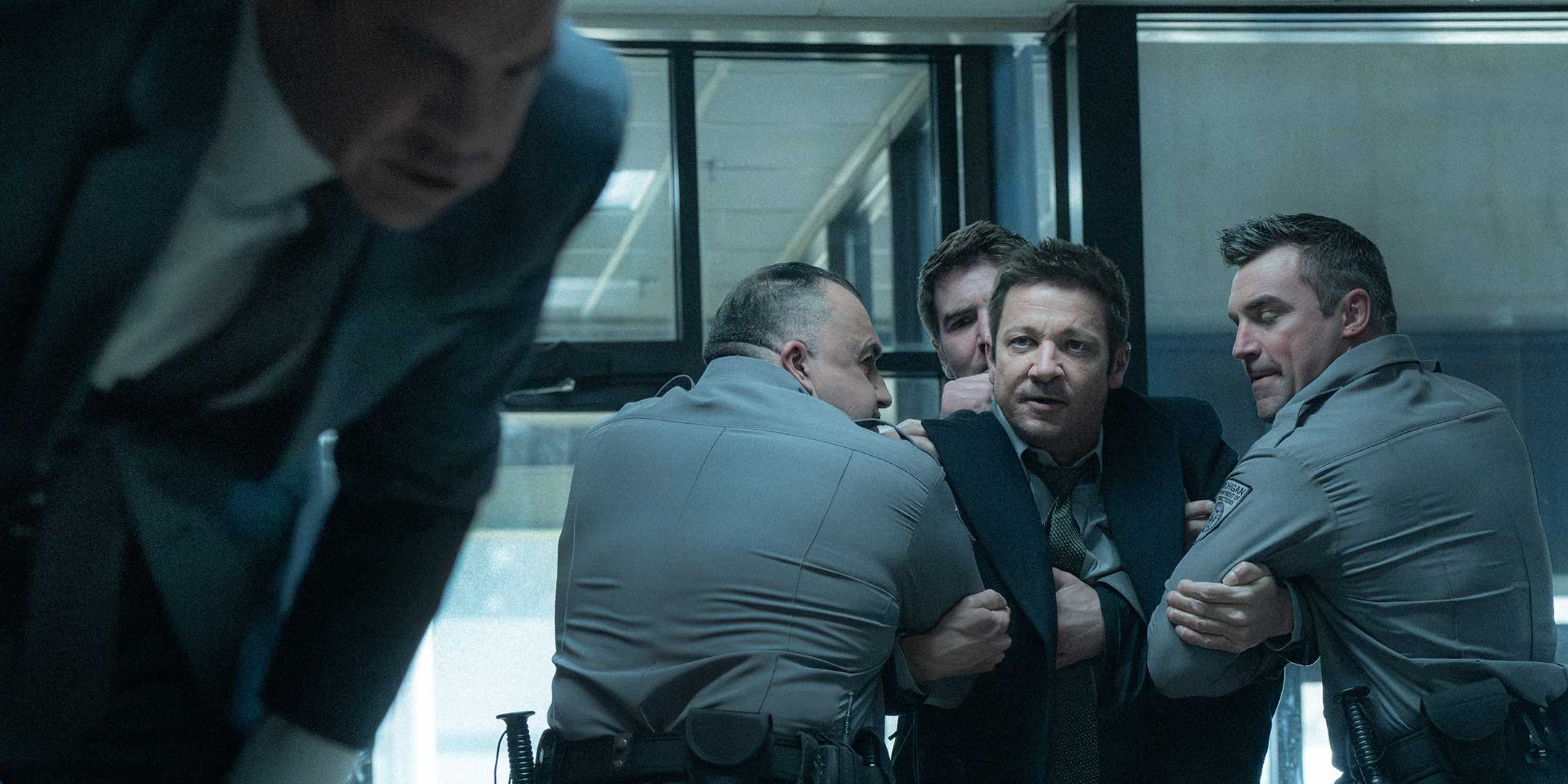 Mike de Jeremy Renner sendo contido por vários policiais em Mayor of Kingstown temporada 4