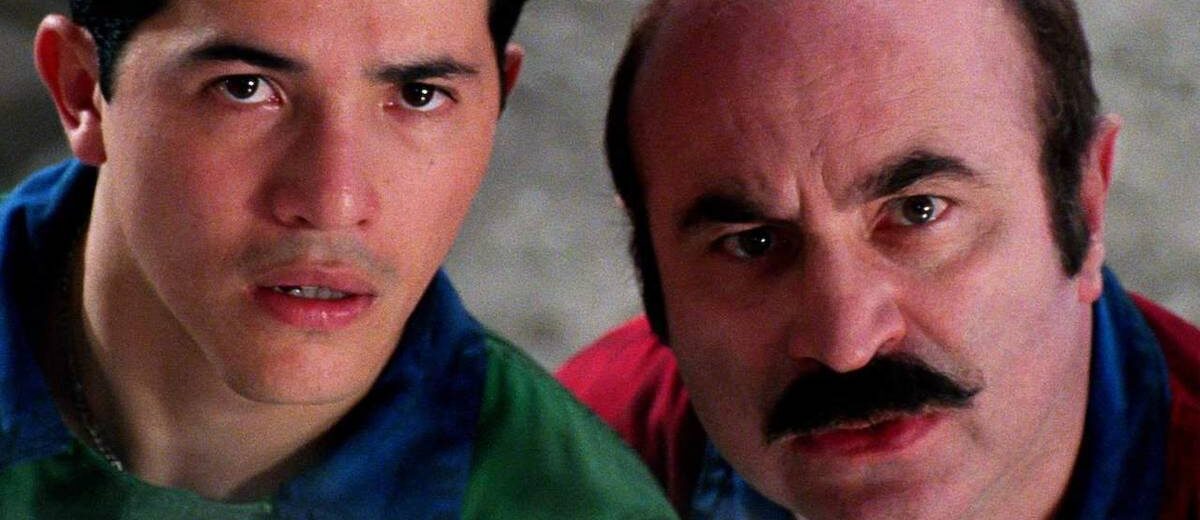 pôster de Super Mario Bros. (1993) com destaque para Mario, Luigi e o visual distópico de Dinohattan