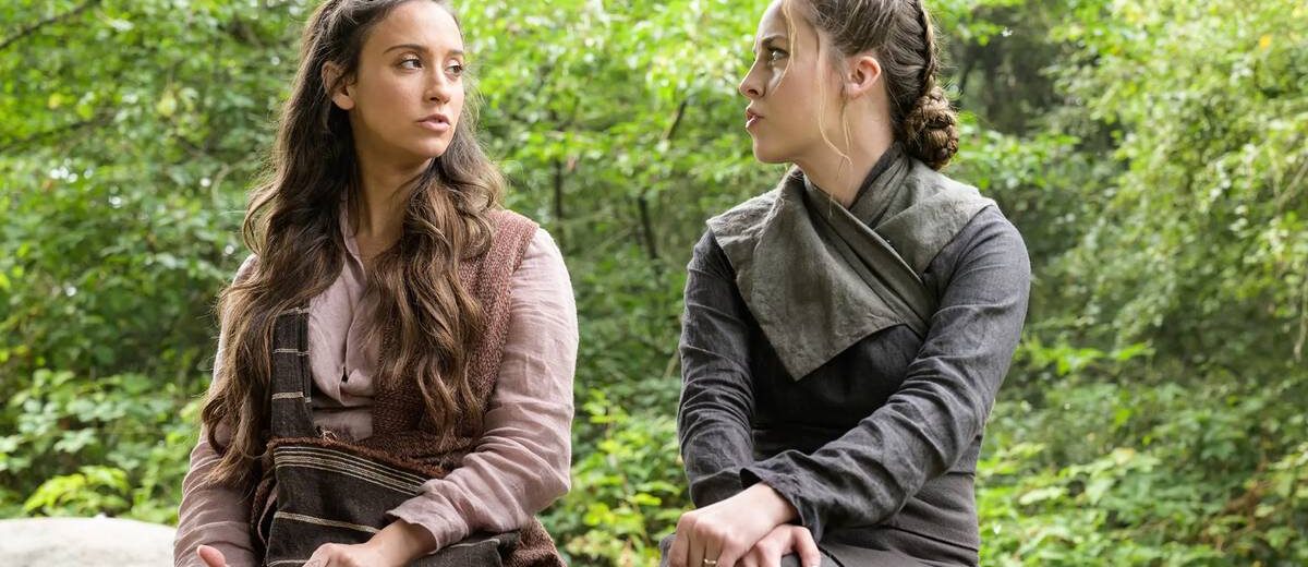 Nick Burkhardt de Grimm diante de uma criatura Wesen em cena noturna, clima de fantasia policial