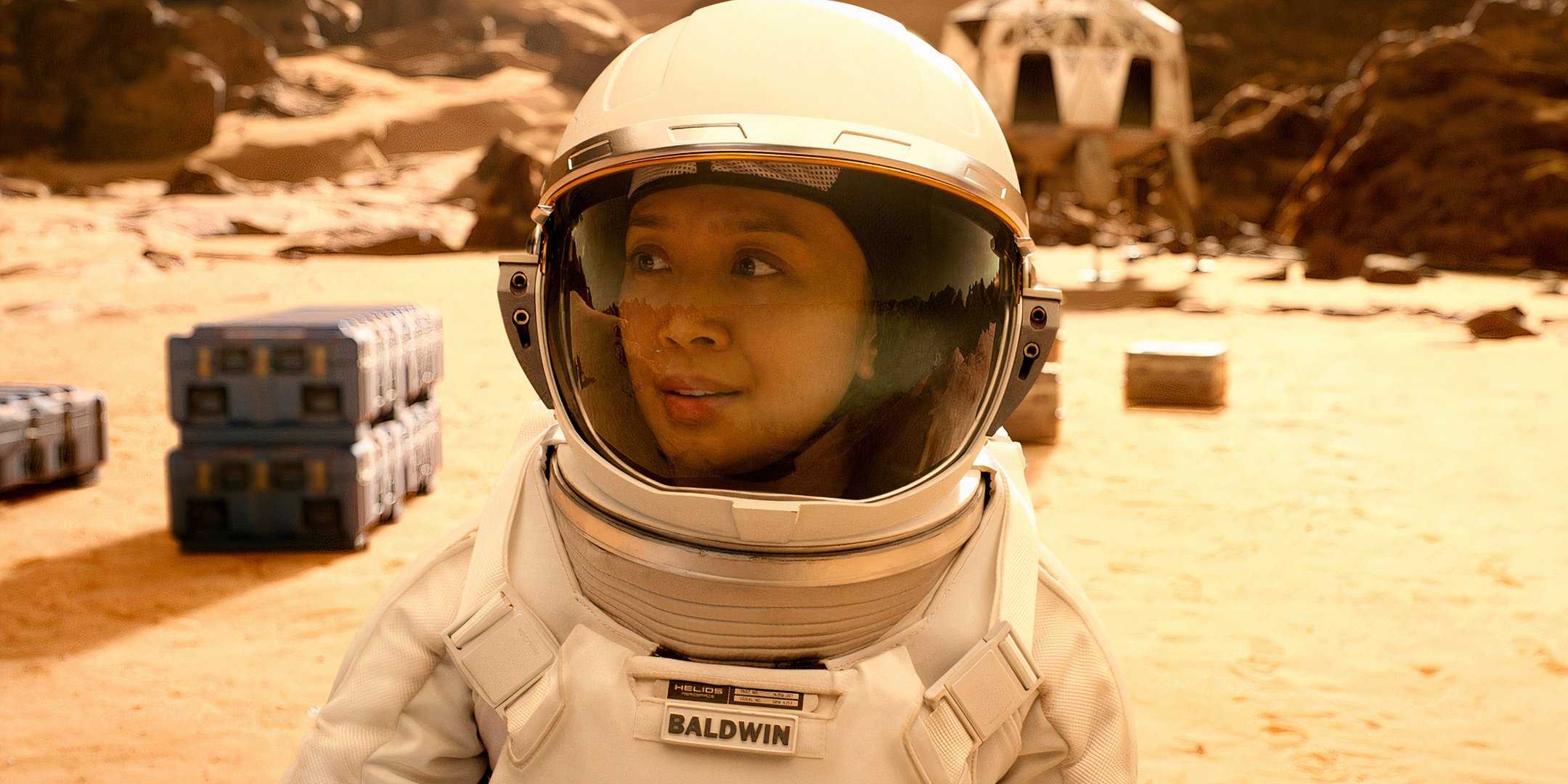 Marte em alerta: Tensões explodem em For All Mankind Kelly Baldwin walking on Mars in For All Mankind