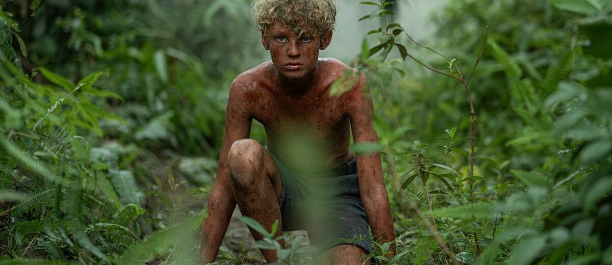 pôster oficial da minissérie Lord of the Flies da Netflix, com o grupo de meninos na ilha