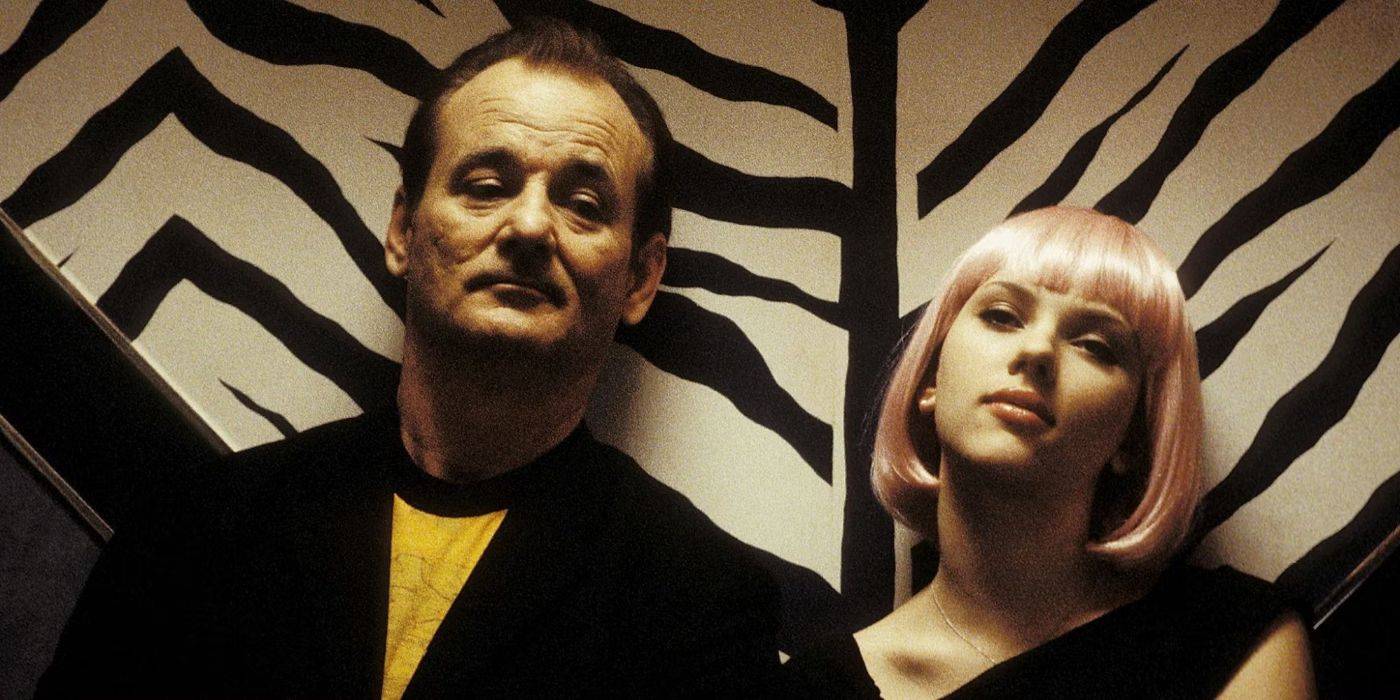 10 dramedies com grandes atuações: Os melhores da lista Bill Murray e Scarlett Johansson sentados um ao lado do outro em Lost in Translation