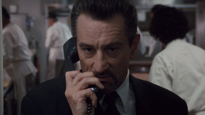 Maul – Shadow Lord: Inspiração em Fogo Contra Fogo Robert De Niro as Neil McCauley on the phone in the kitchen in Heat