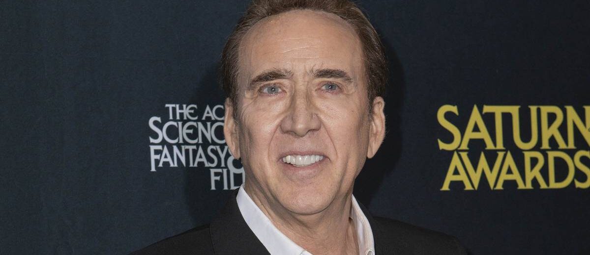 pôster oficial de Gunslingers com Stephen Dorff e Nicolas Cage em destaque, clima de western sombrio