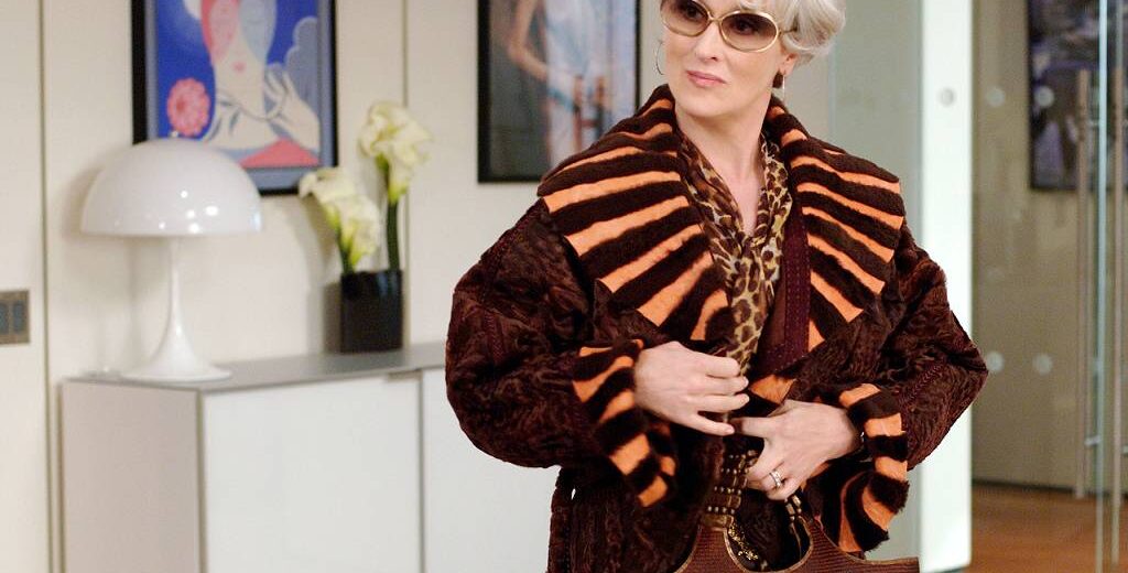 Meryl Streep como Miranda Priestly em O Diabo Veste Prada, imagem promocional do filme com foco no figurino e olhar frio