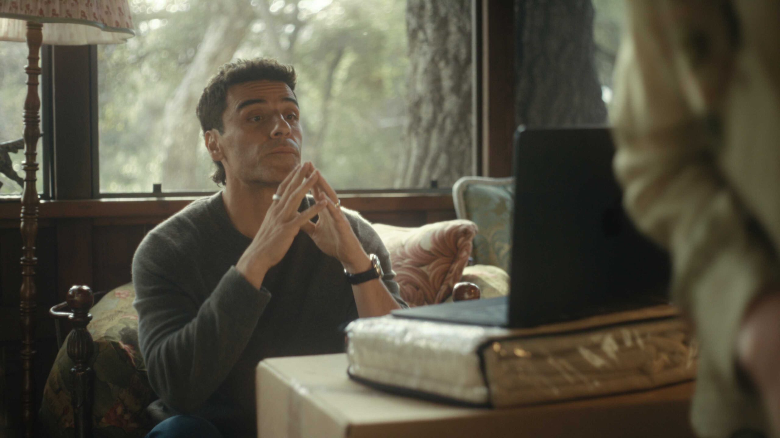 Beef na Netflix: Elenco da 2ª temporada impressiona Oscar Isaac looking at a laptop in Beef season 2