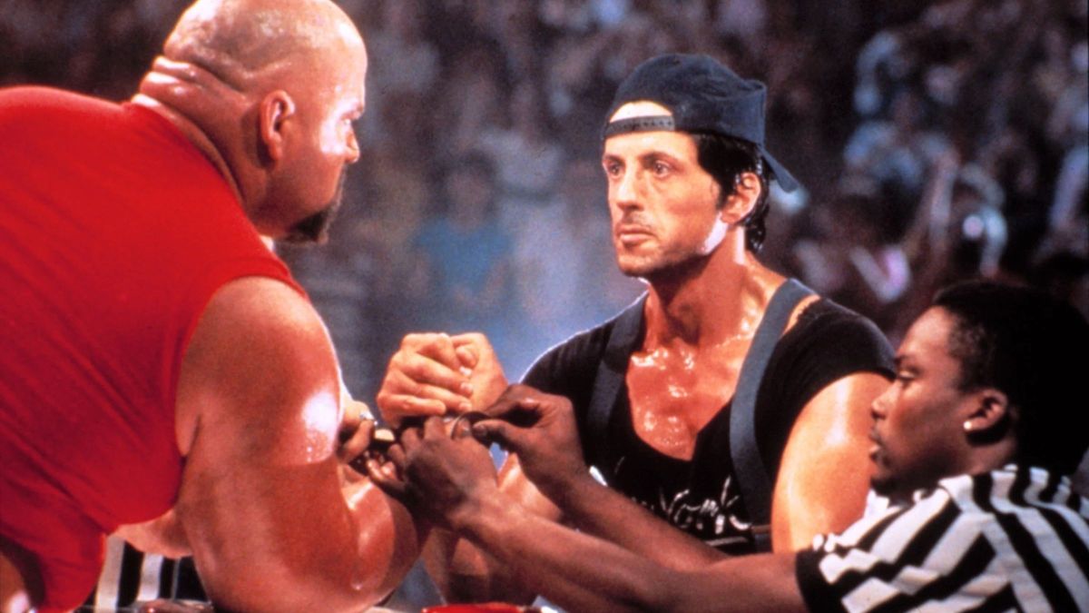 Mason Storm, Steven Seagal em Hard to Kill, ferido mas pronto para revidar em clima de thriller de ação