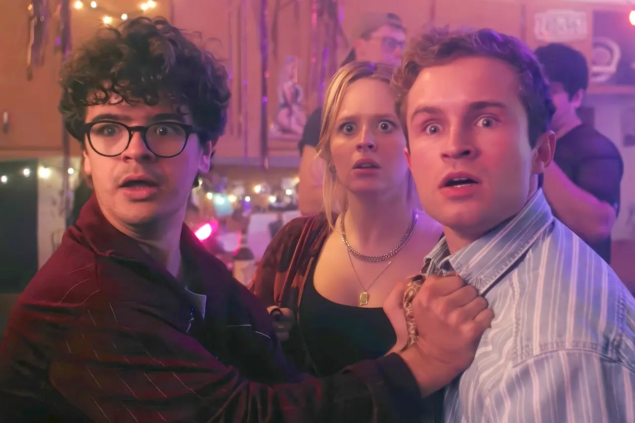 Noite da Pizza na Netflix: Crítica e nota 0,5/10 Cena de caos em Noite da Pizza, com os personagens reagindo a um efeito visual exagerado e nonsense