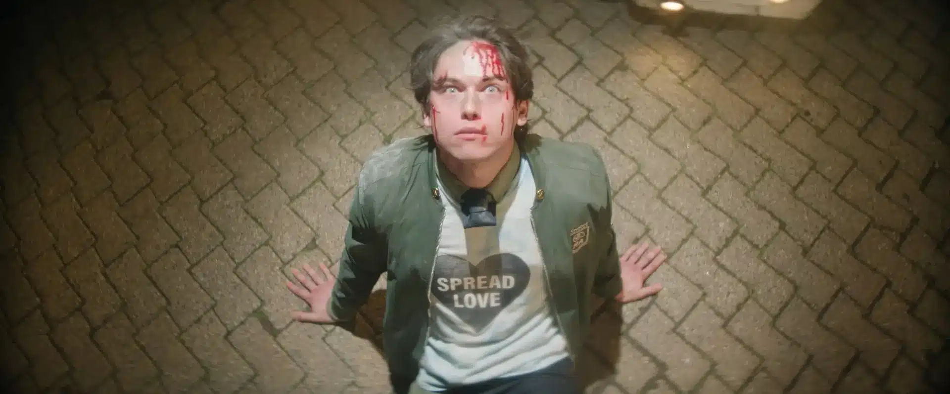 Noite da Pizza na Netflix: Crítica e nota 0,5/10 Elenco principal de Noite da Pizza reunido em cena de diálogo, com Gaten Matarazzo, Sean Giambrone e Lulu Wilson