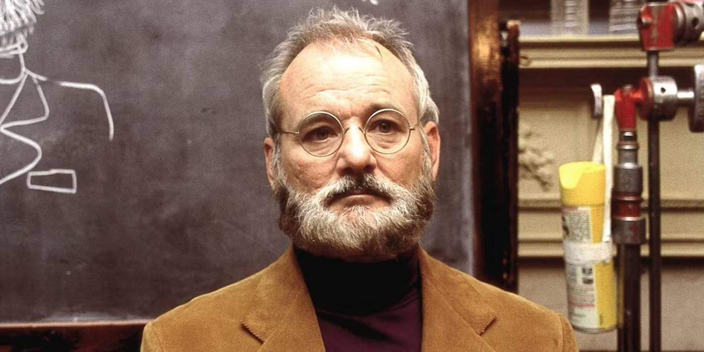 10 dramedies com grandes atuações: Os melhores da lista Raleigh St. Clair está em frente a um quadro negro em The Royal Tenenbaums